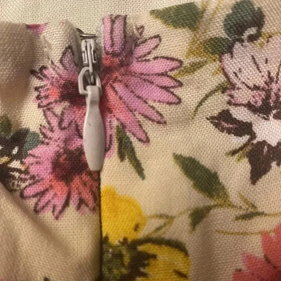 Forever 21 floral romper size M. NWOT and partial label. - Picture 4 of 12